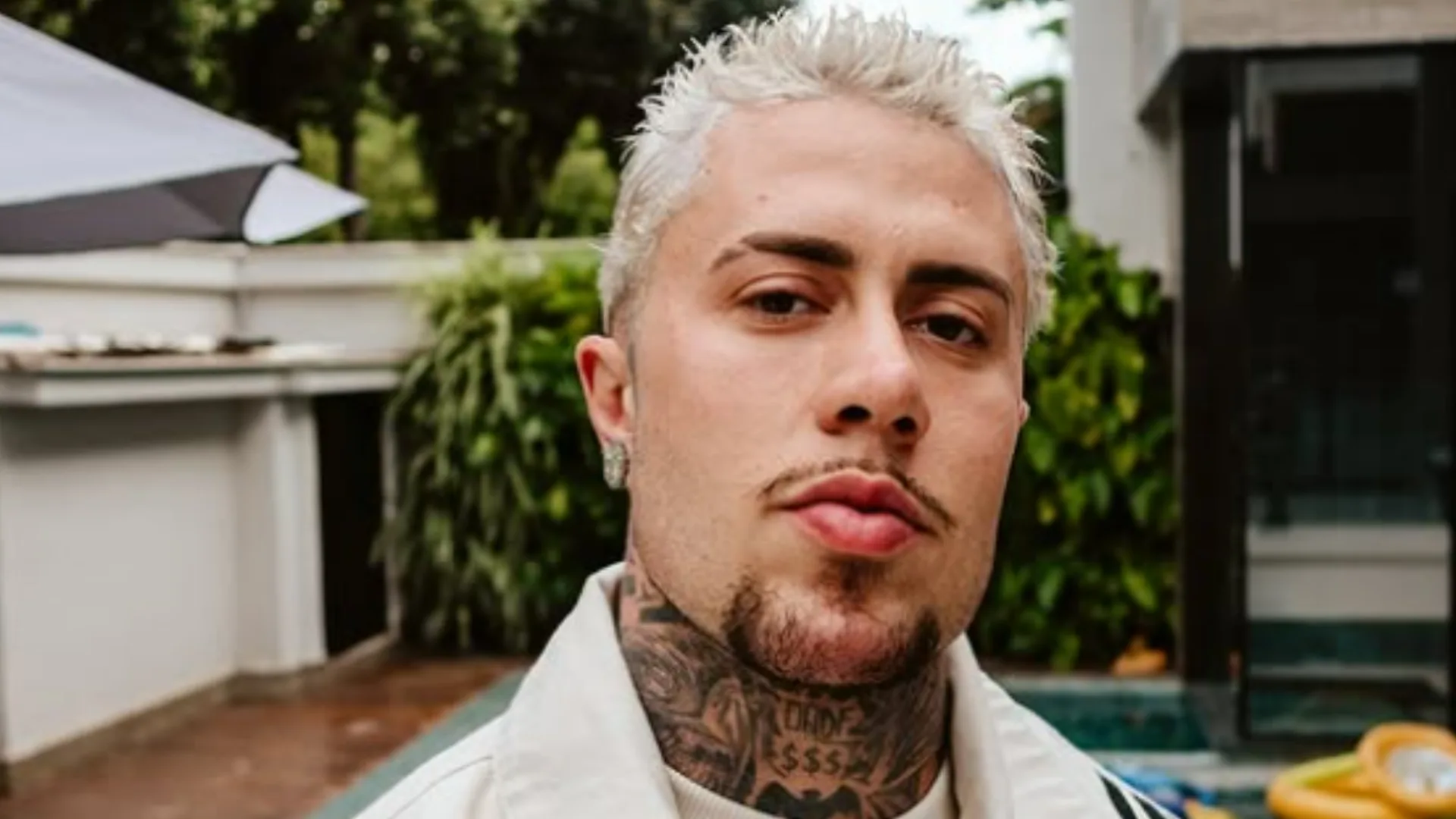 MC Daniel doa R$ 500 para ambulantes em semáforo no DF