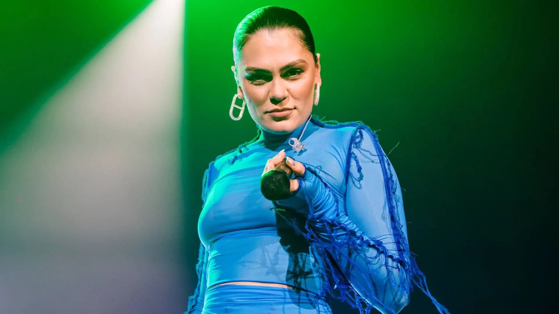 The Town: Jessie J desembarca em São Paulo e atende fãs no aeroporto