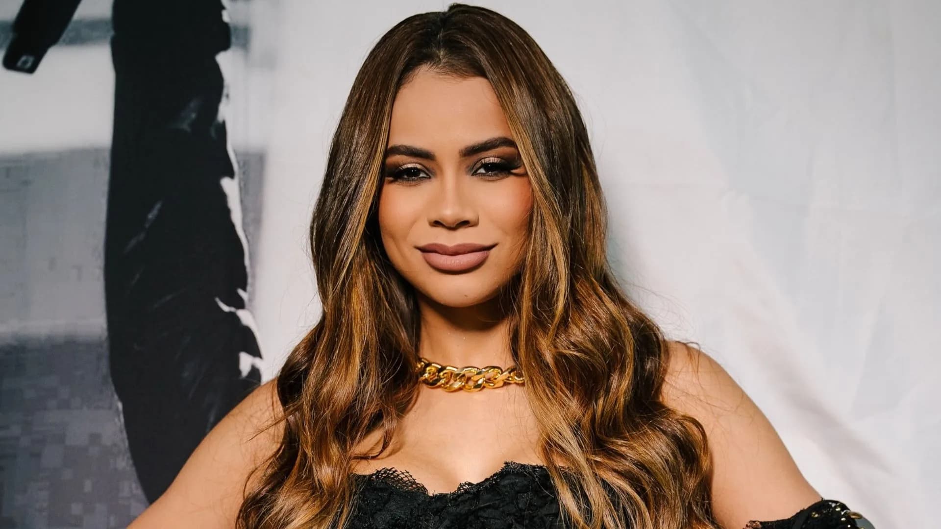 Lexa exibe samba no pé durante festa da Dragões da Real