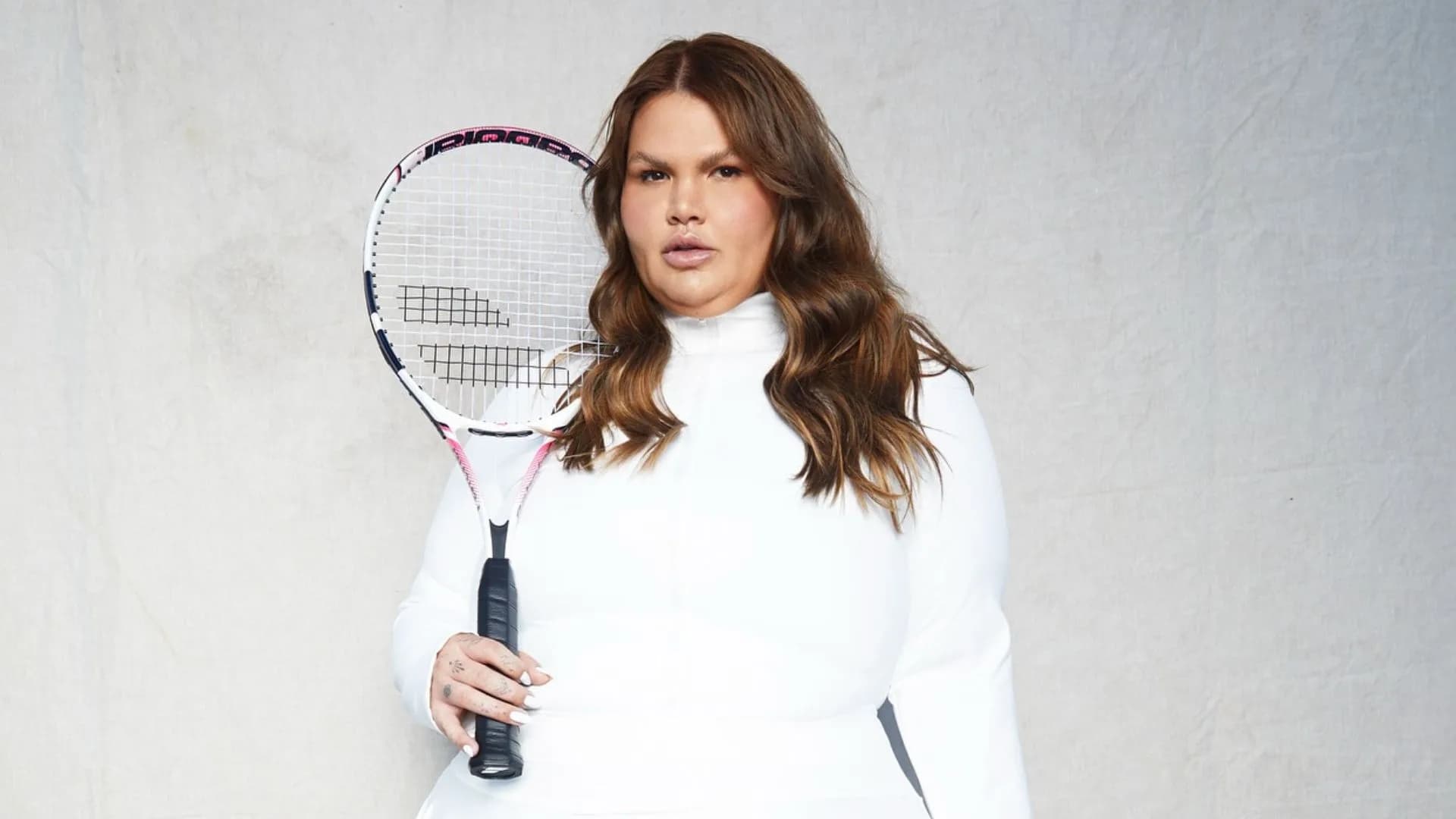 Thais Carla mostra detalhes do corpo e reclama do excesso de pele