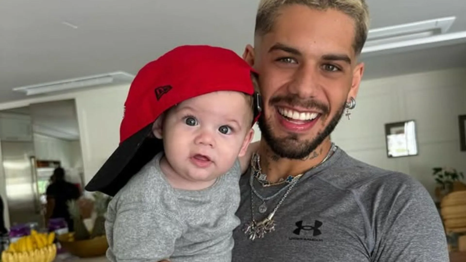 Zé Felipe se manifesta após vídeo em que dirige com o filho no colo