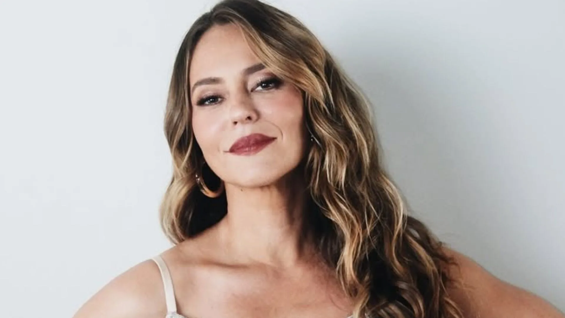 De férias, Paolla Oliveira surge caracterizada como Odete Roitman