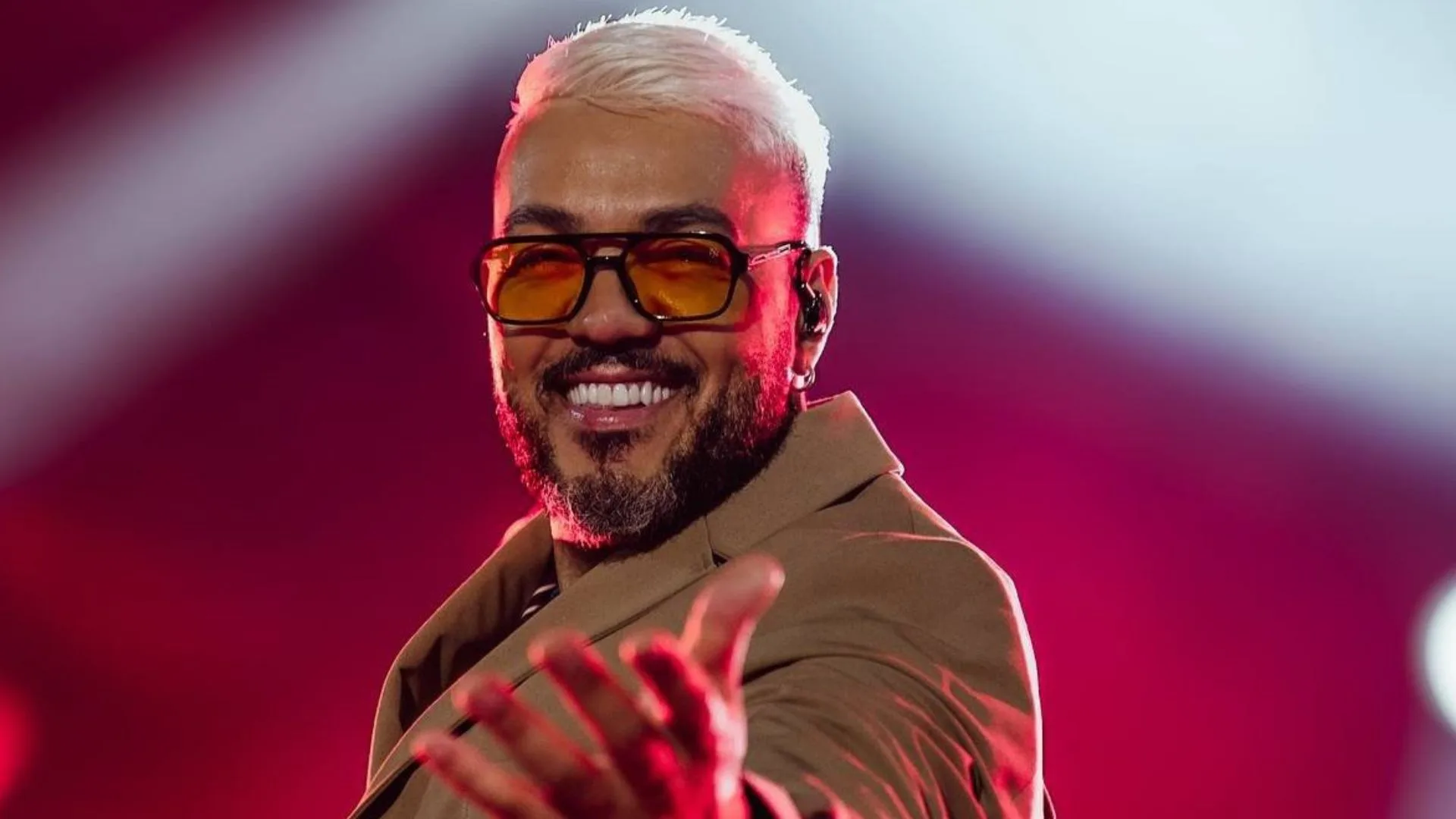 Belo usa peruca? Cantor rebate rumores durante entrevista