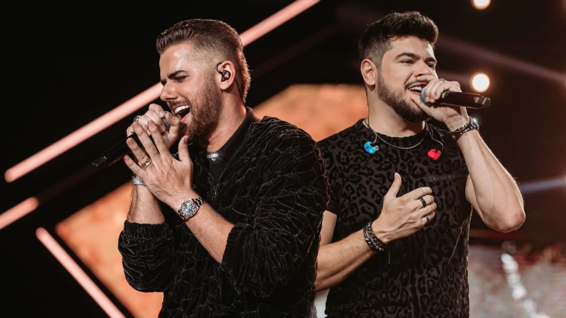 Fã de Zé Neto & Cristiano descobre sexo do filho durante show