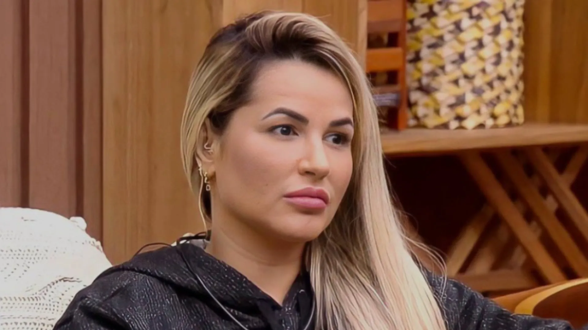 Deolane presenteia funcionários com iPhone 17 Pro Max