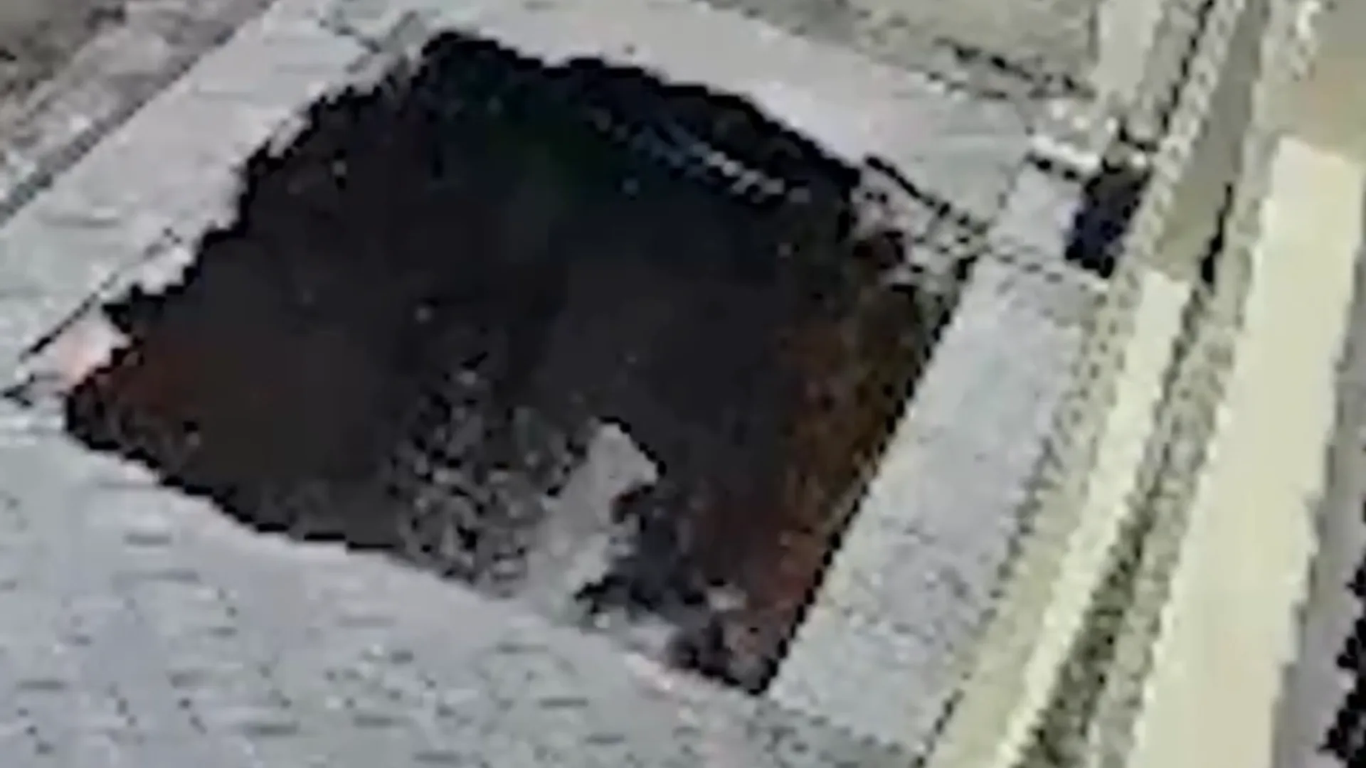 Homem é engolido por buraco após desabamento de calçada em Manaus