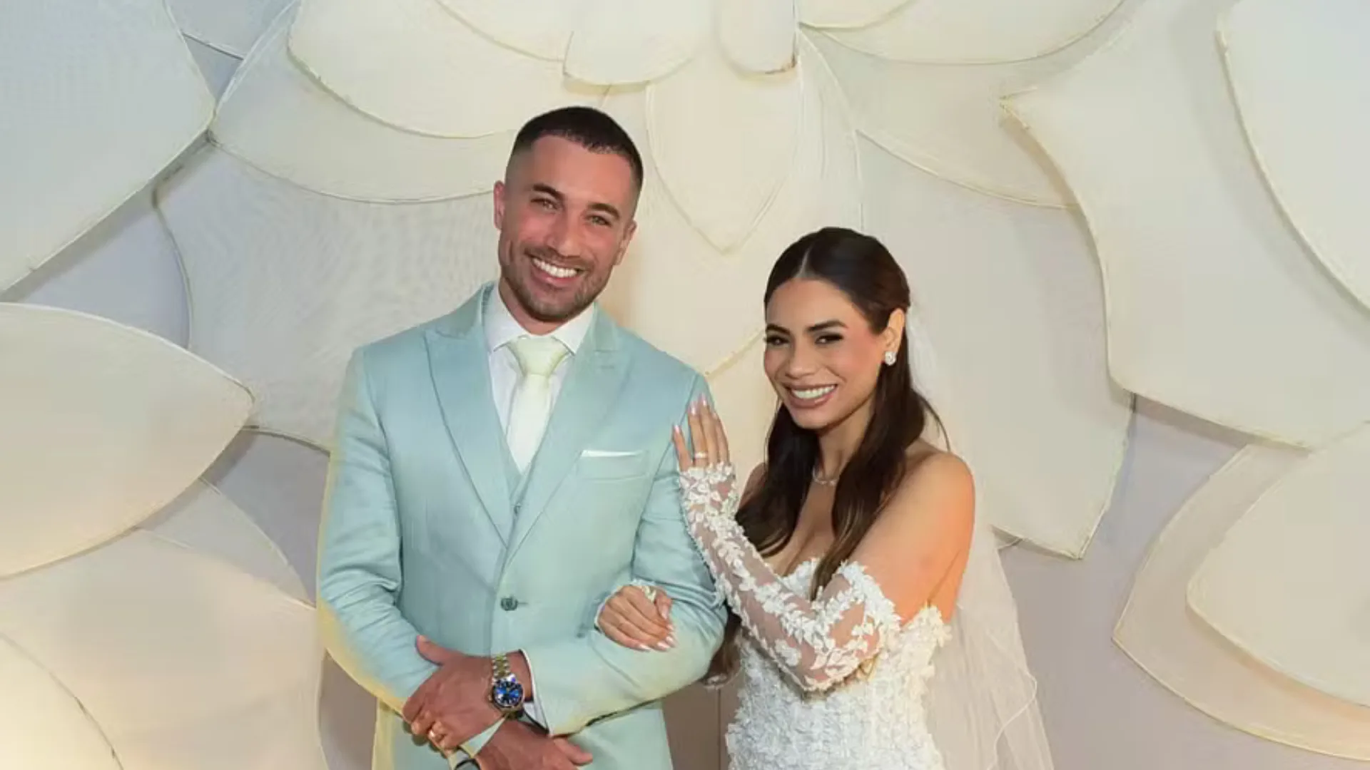 Ricardo Vianna se emociona ao ser levado ao altar por mãe e avó no casamento com Lexa