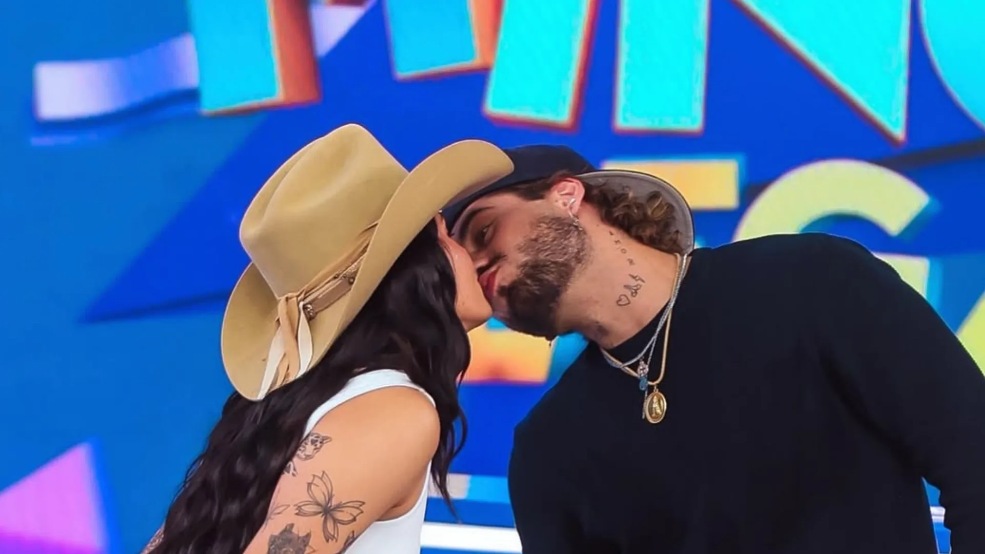 Ana Castela e Zé Felipe protagonizam beijo no “Domingo Legal”