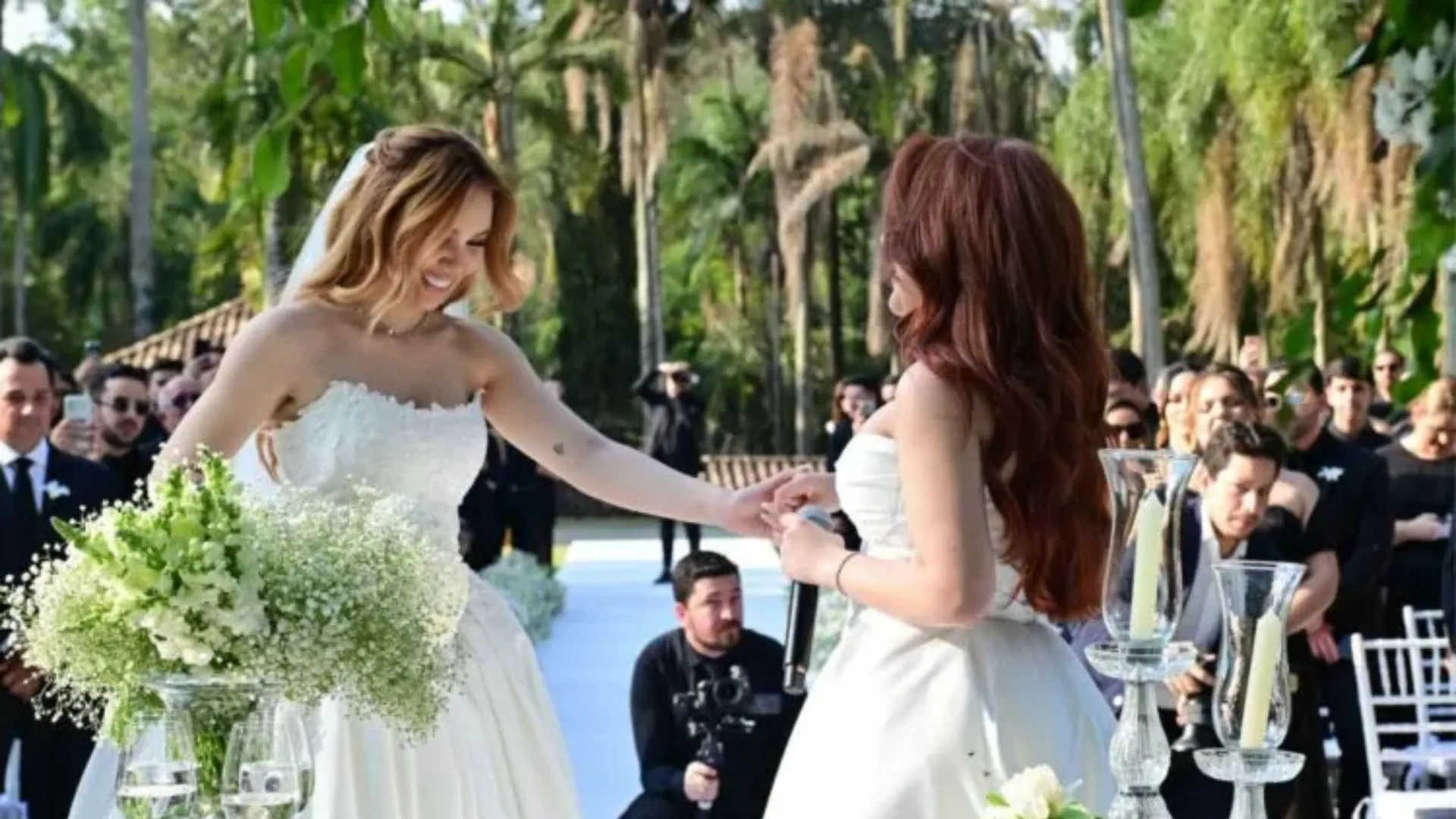 Mari Fernandez canta para Júlia entrar no altar em cerimônia emocionante