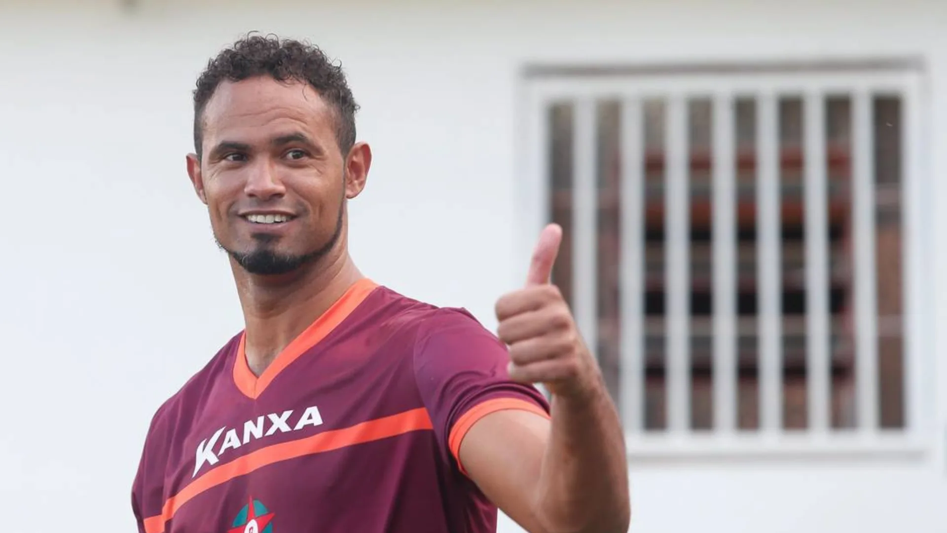 Após deixar prisão, goleiro Bruno mantém carreira no futebol e vira entregador fora de campo