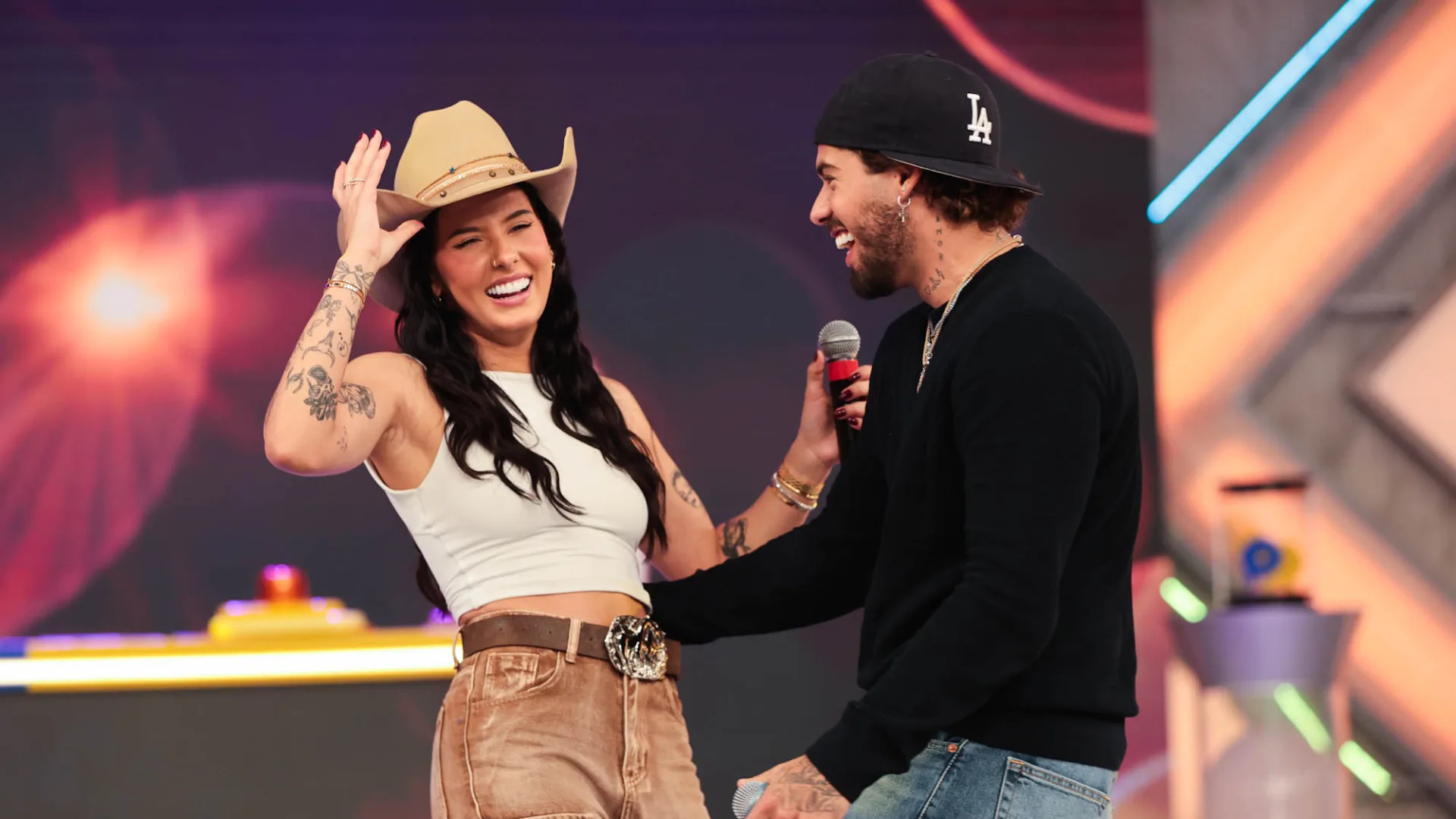 Zé Felipe e Ana Castela surgem usando anéis iguais após beijo