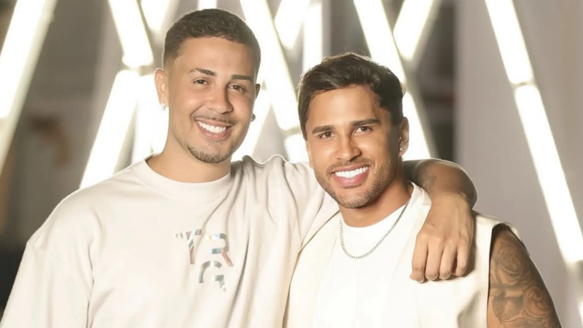 Carlinhos e Lucas assumem recaída após dormirem juntos