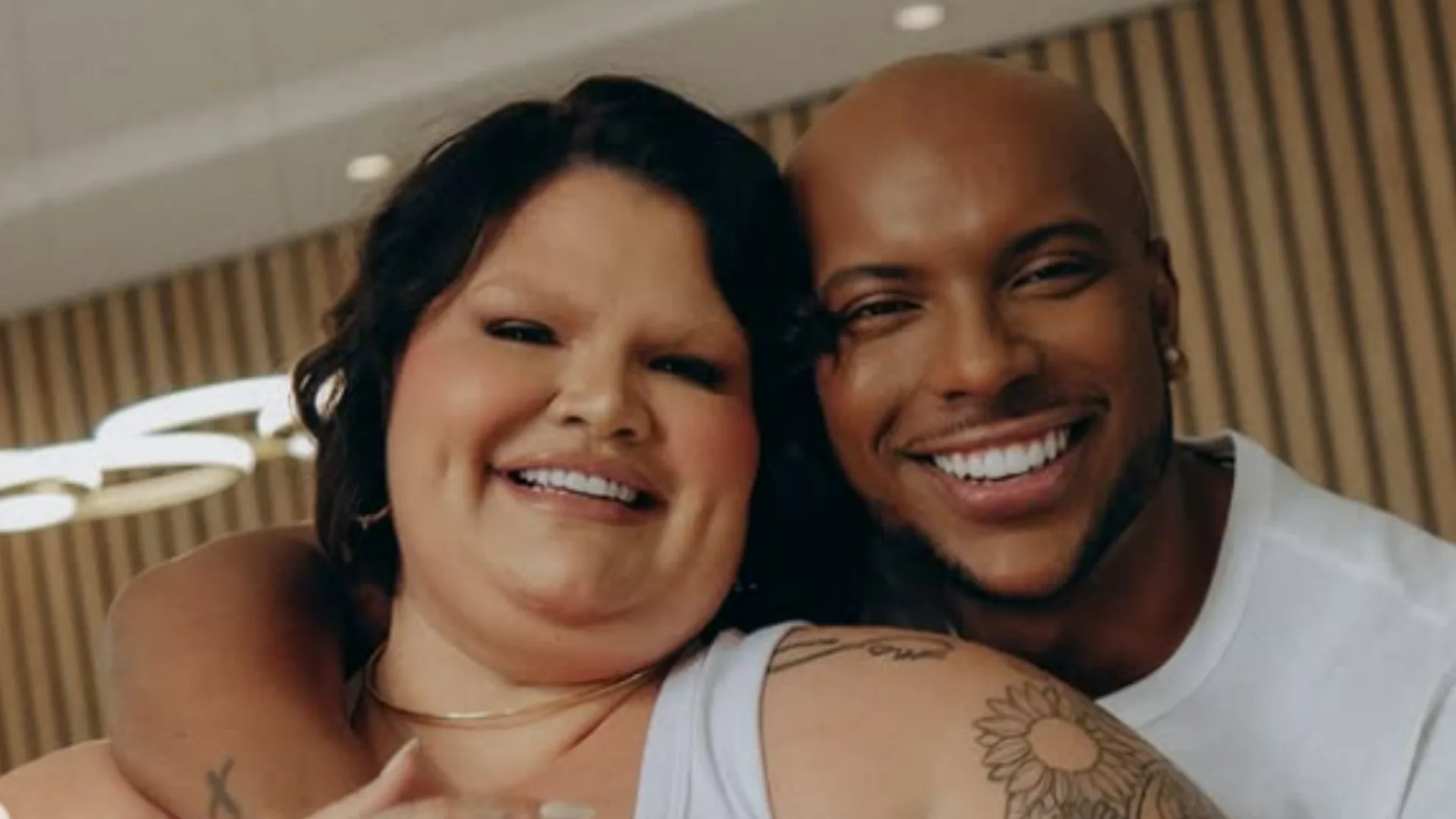 Thais Carla celebra ser carregada pelo marido após perder 75 kg