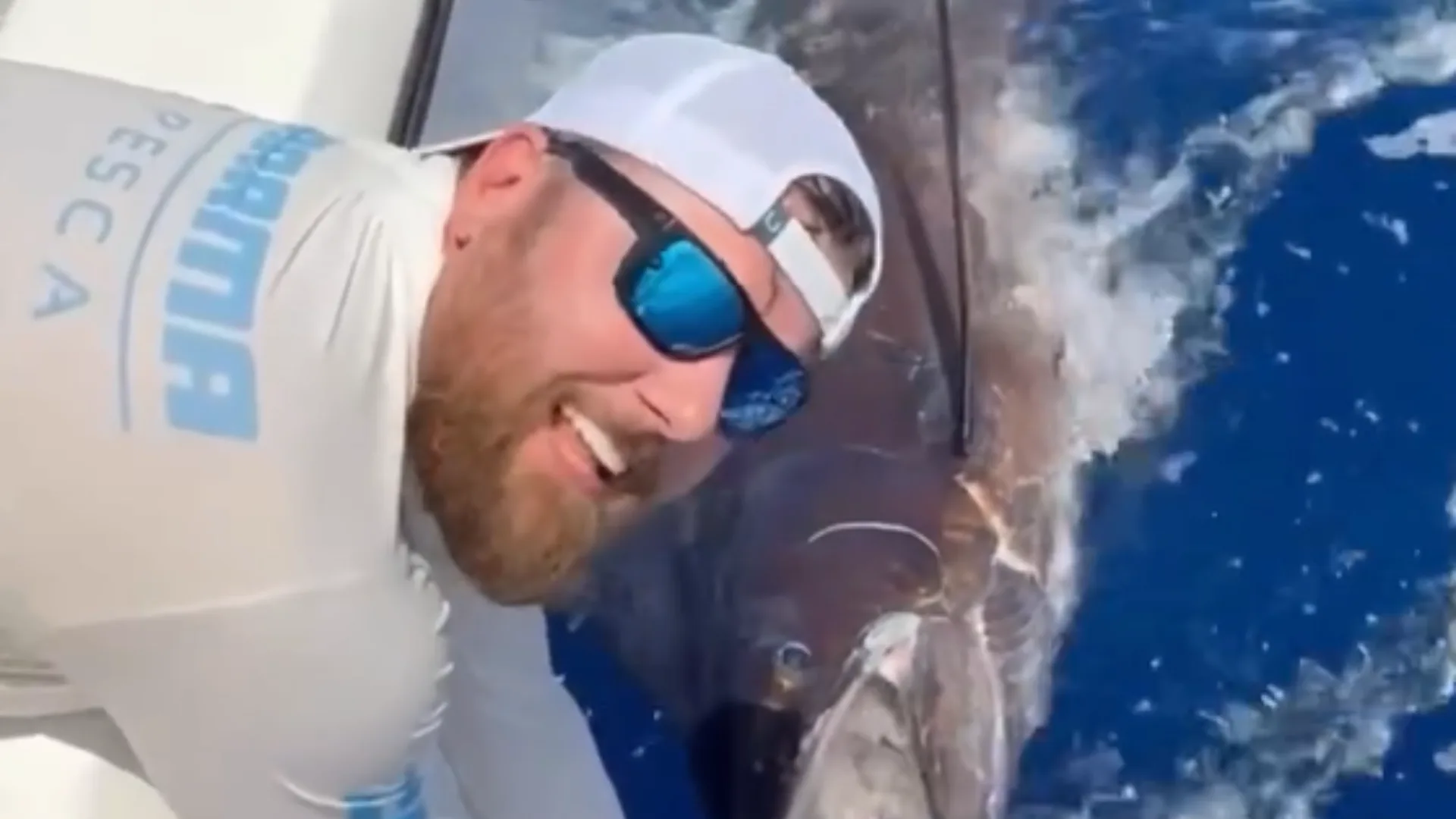 Zé Neto vibra ao fisgar peixe de quase 300 kg na Bahia