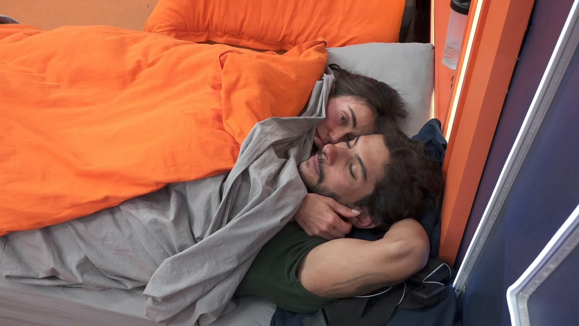 A Fazenda 17: Michelle e Shia trocam carícias debaixo do edredom