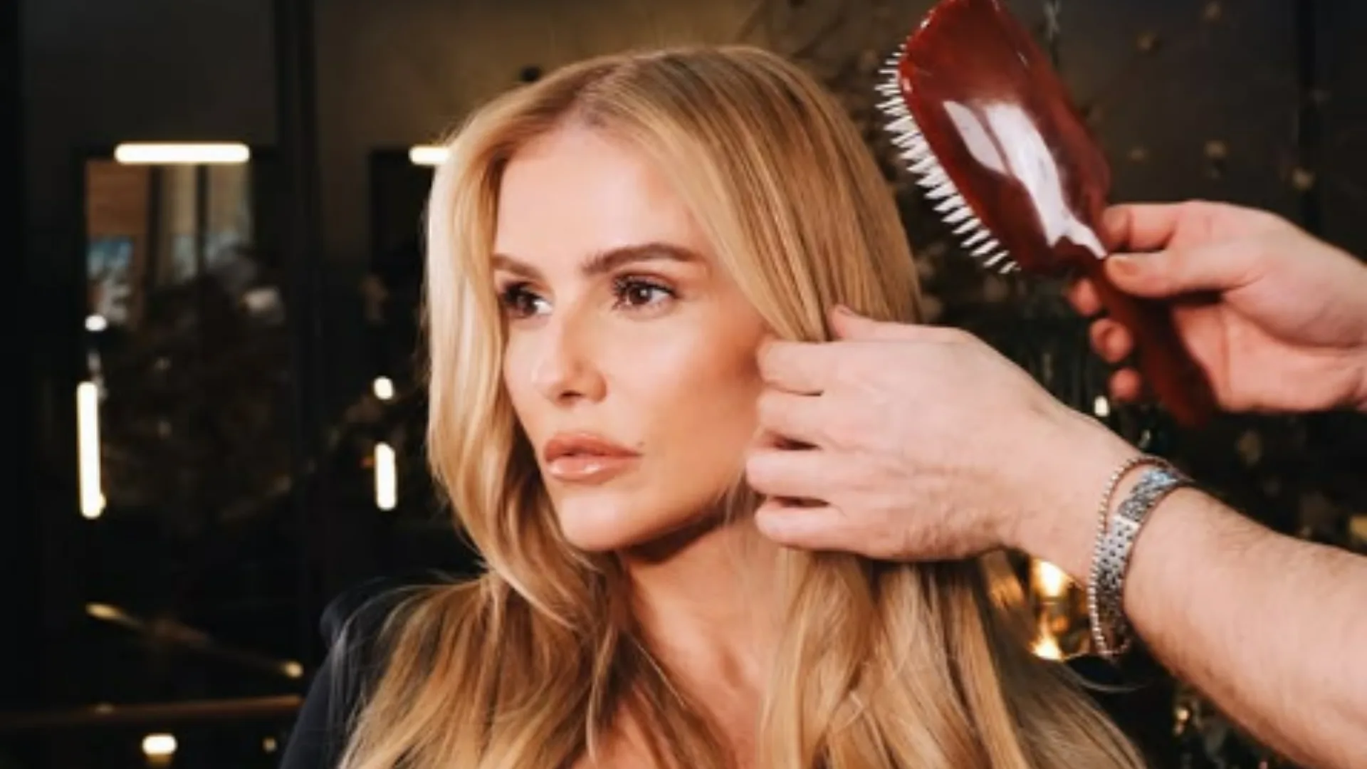 Deborah Secco surpreende com mudança radical e surge loira