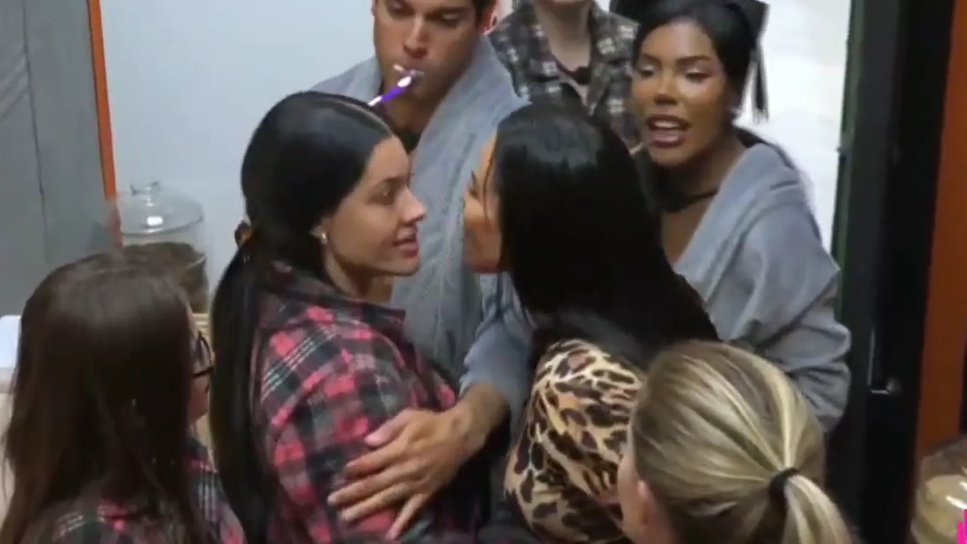 A Fazenda 17: Barraco entre peoas termina com porta quebrada