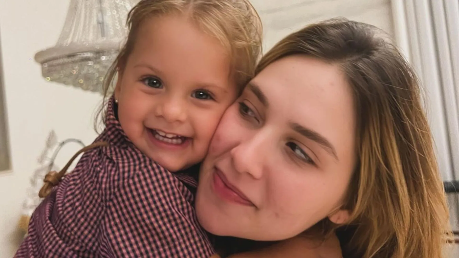 Virginia acorda Maria Flor com bolo de aniversário na cama