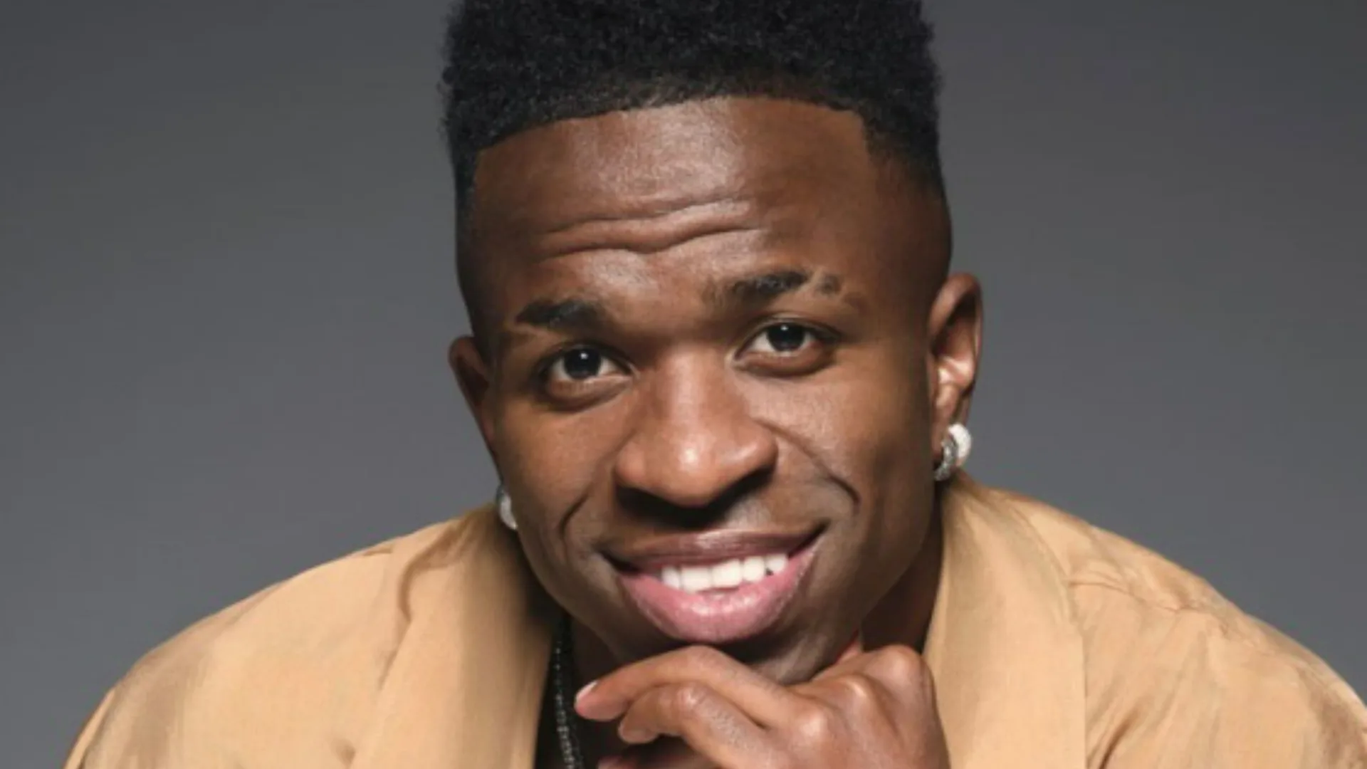 Vini Jr. esconde o rosto em primeira foto com Virginia