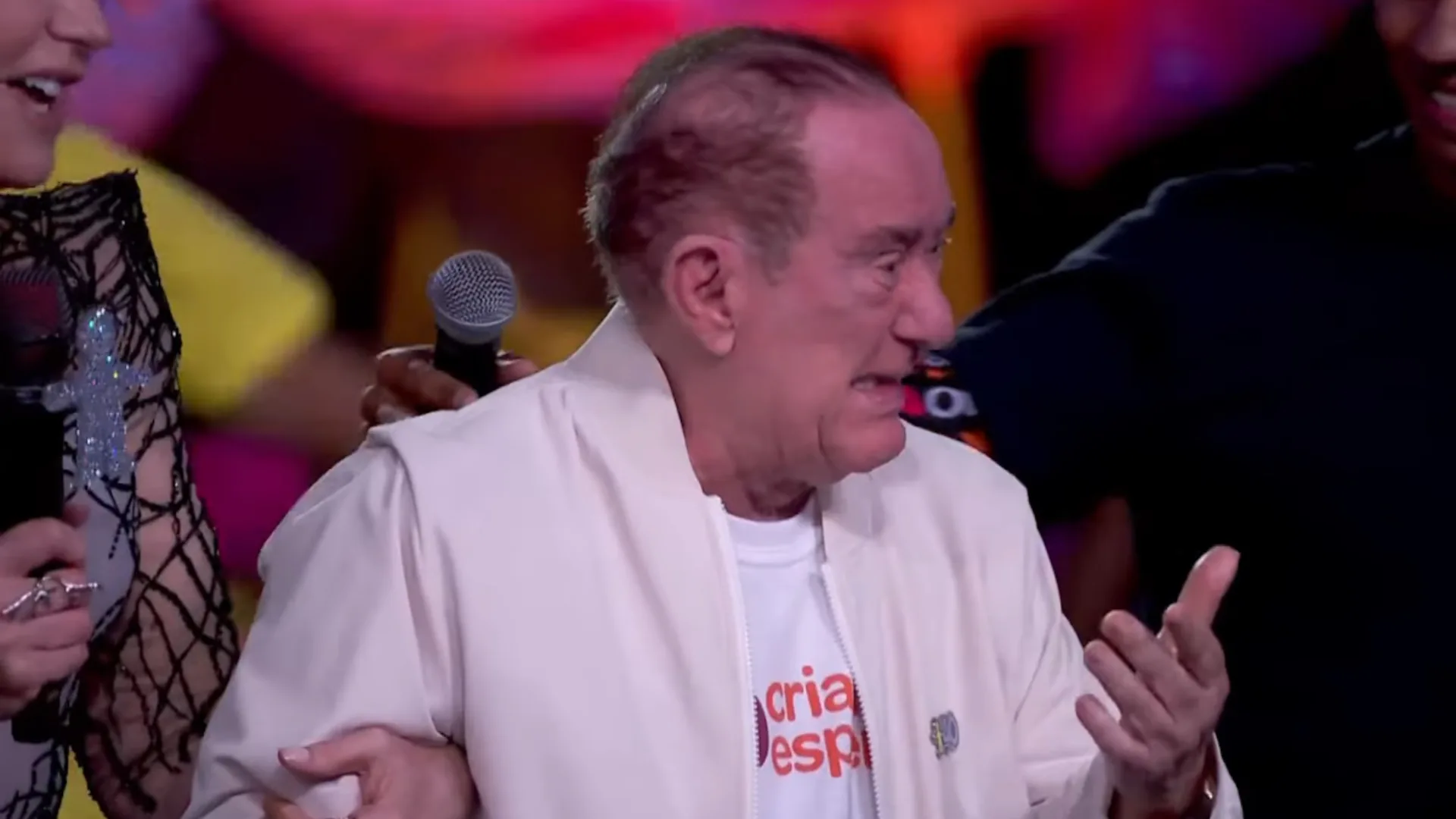 Renato Aragão chora com homenagem no Criança Esperança