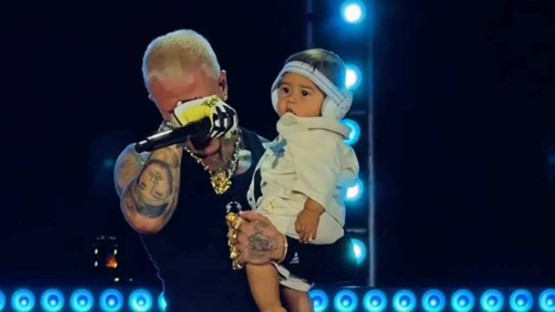 MC Daniel rebate críticas após se emocionar com o filho em show