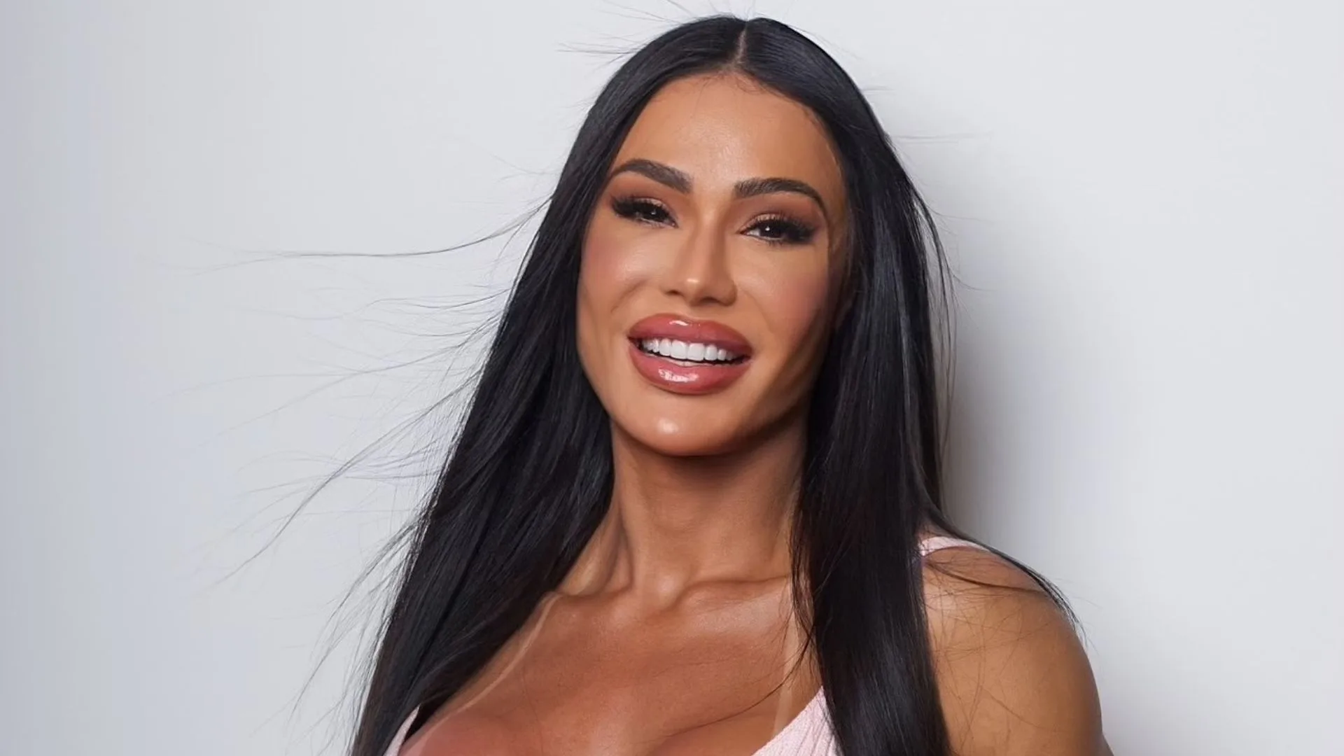 Gracyanne nega romance com o ator João Vicente após rumores