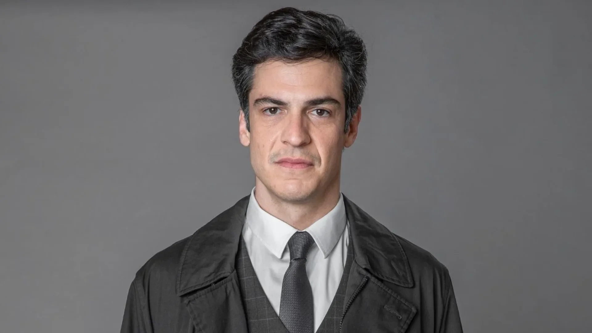 Mateus Solano nega tapa em celular durante peça e exibe vídeo