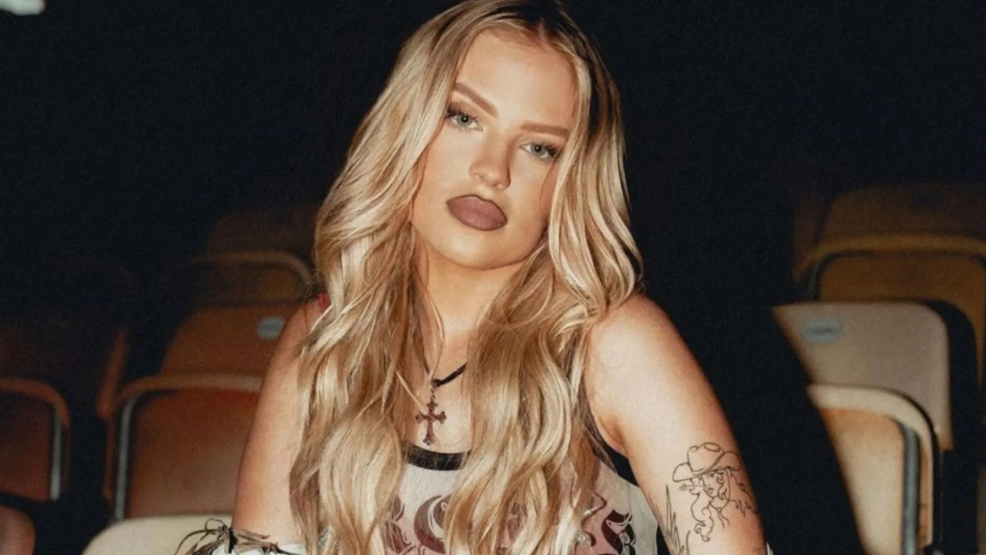 Luísa Sonza chora ao se desculpar por problemas técnicos durante show