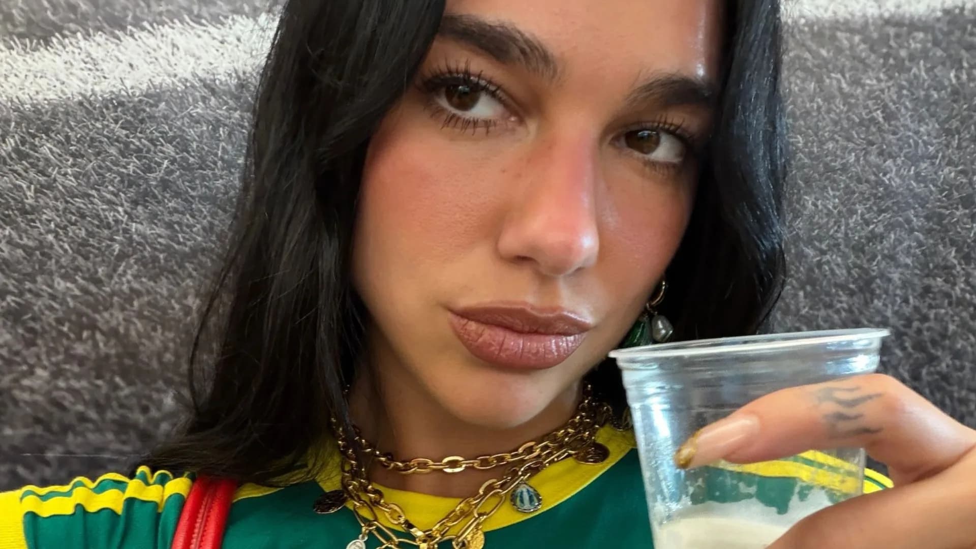 Luciano Huck recebe Dua Lipa nos estúdios do Domingão