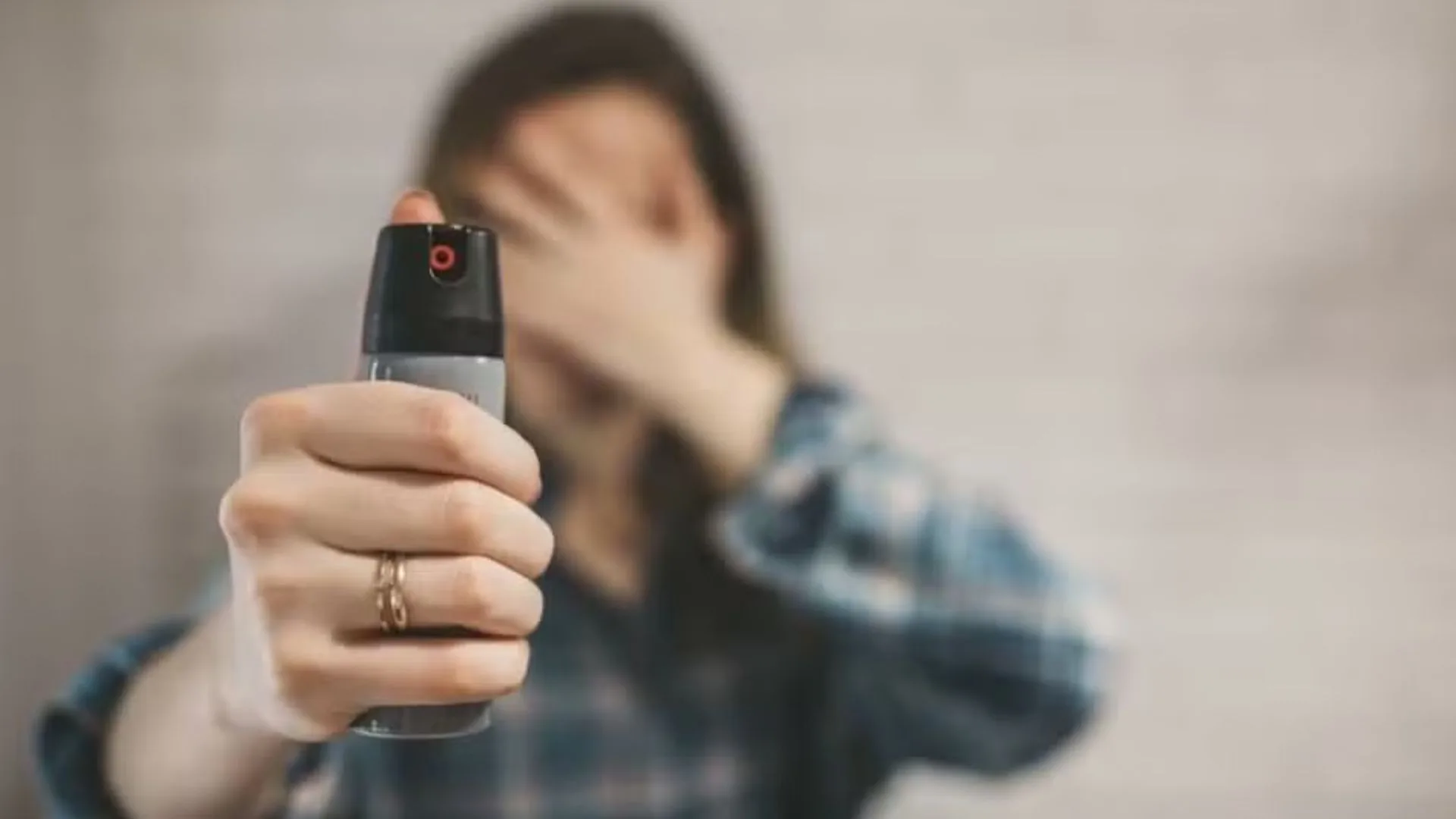 Governo do RJ sanciona lei que permite uso de spray de pimenta por mulheres