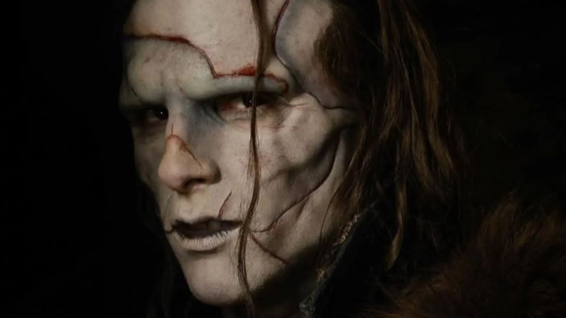 Ator do filme “Frankenstein” mostra transformação com maquiagem