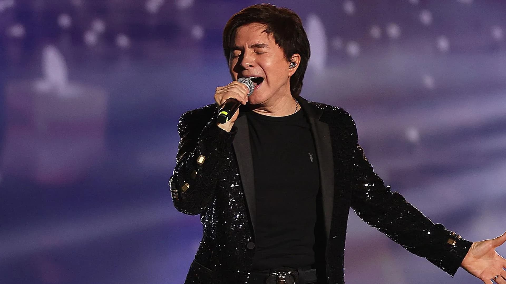 Xororó mostra cicatriz de tiro que levou em apresentação no início da carreira