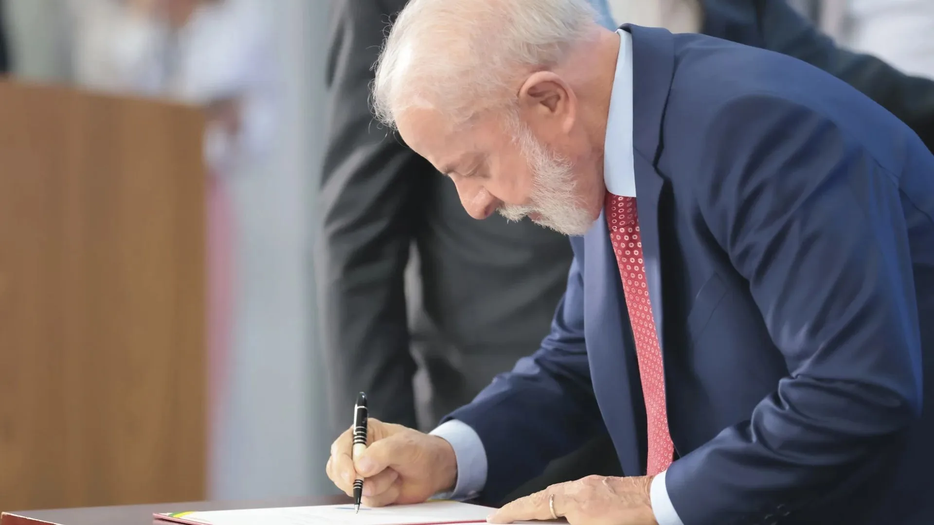 Governo sanciona lei que proíbe uso da linguagem neutra por órgãos públicos