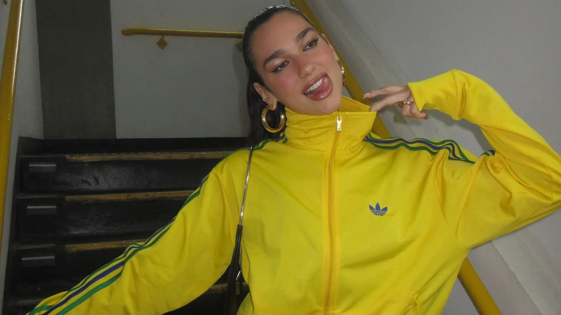 Dua Lipa marca presença em clássico Flamengo e Fluminense no Maracanã