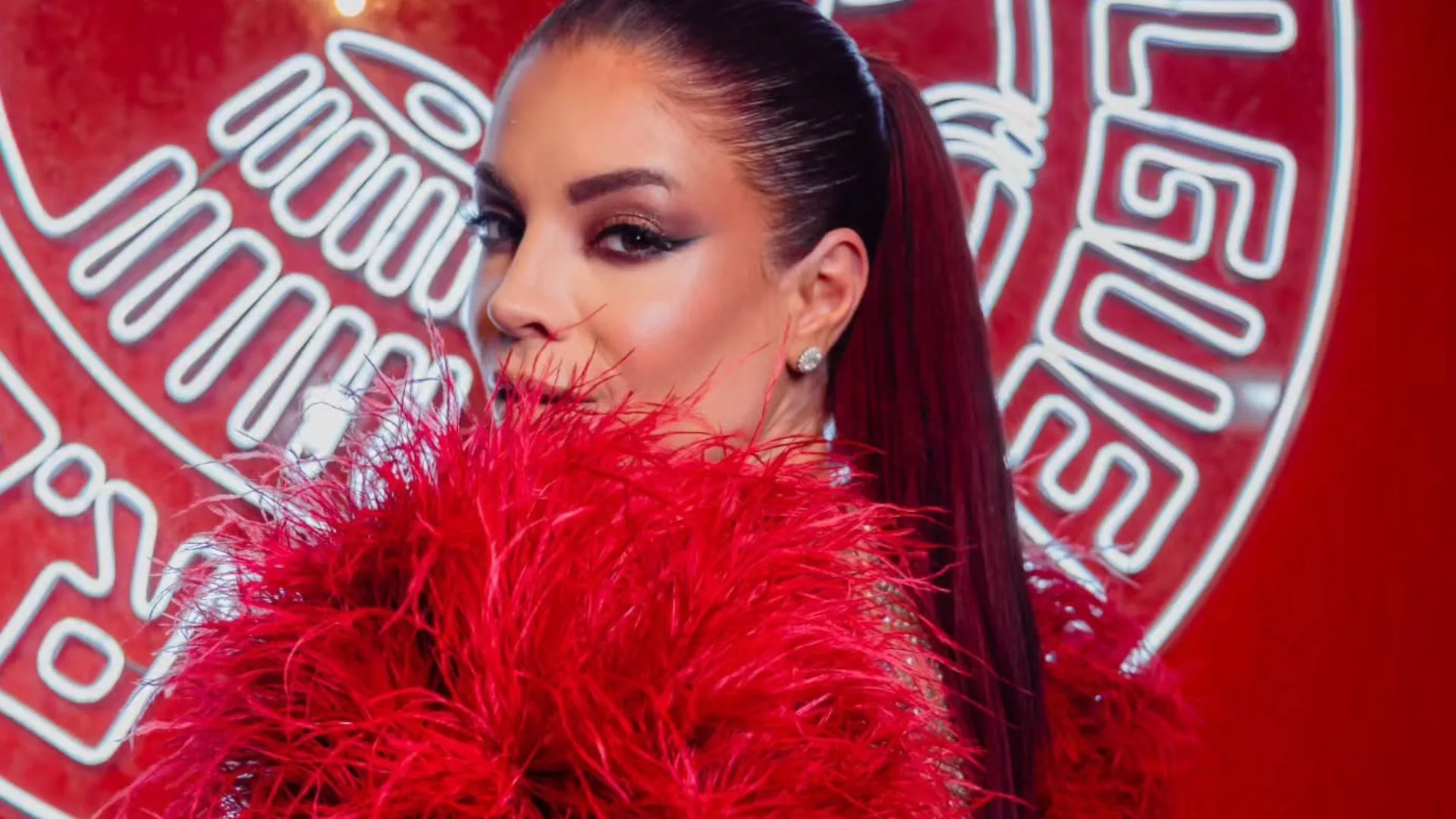 Gkay entra na brincadeira e mostra reação do público ao vê-la sambar