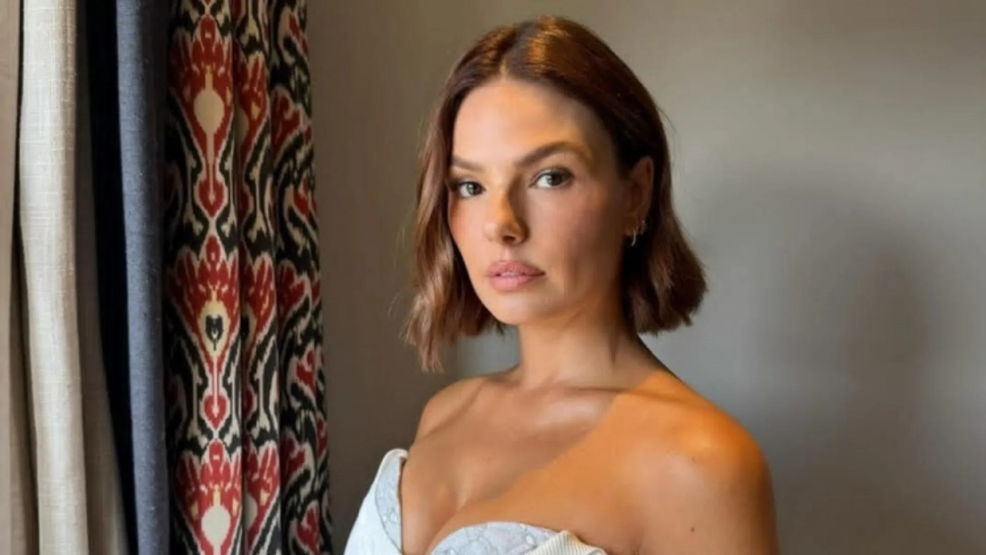 Isis Valverde ignora orientação da assessoria e faz questão de atender fãs um por um