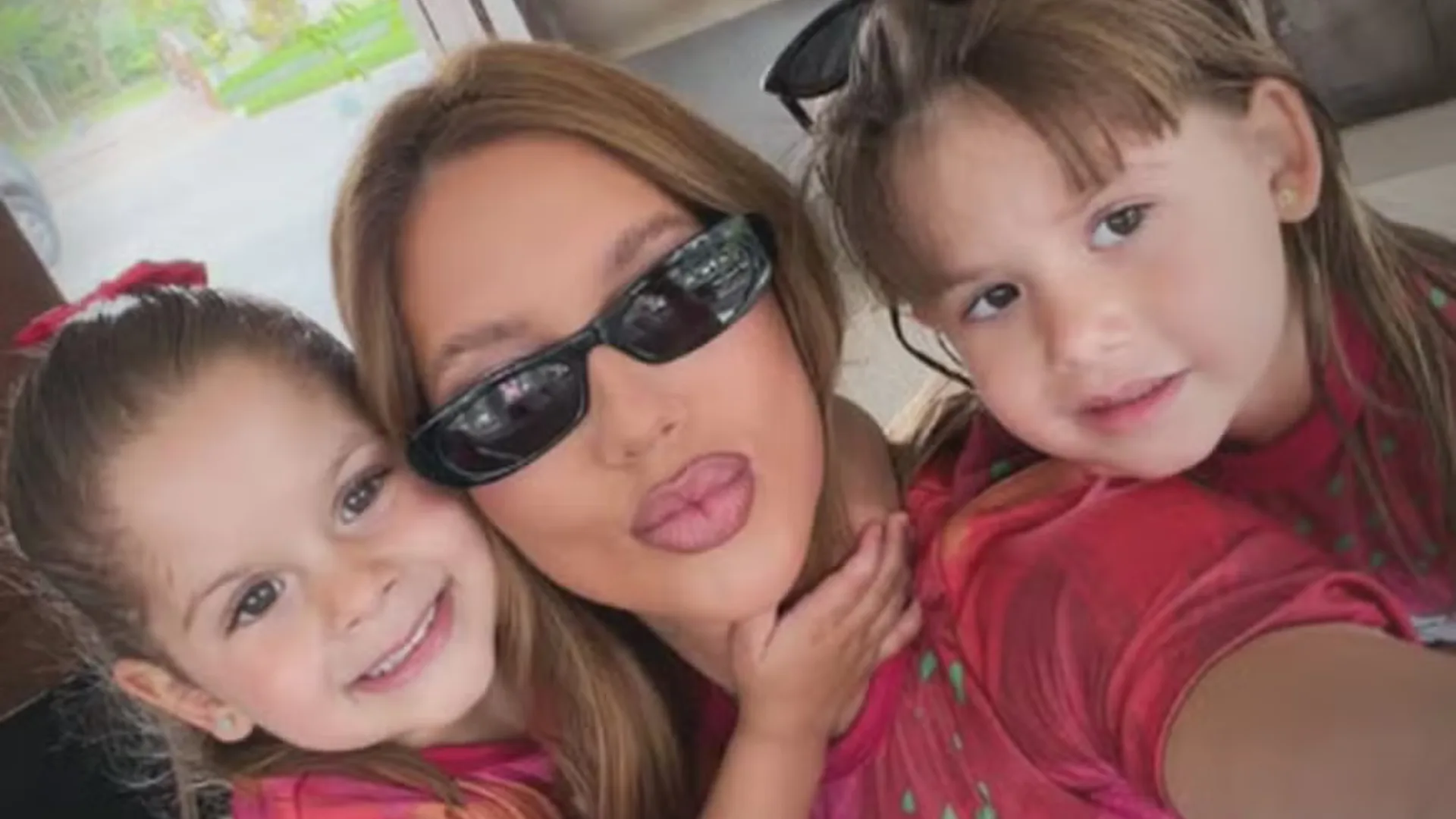 Maria Flor encanta público ao mostrar samba no pé em ensaio da Grande Rio