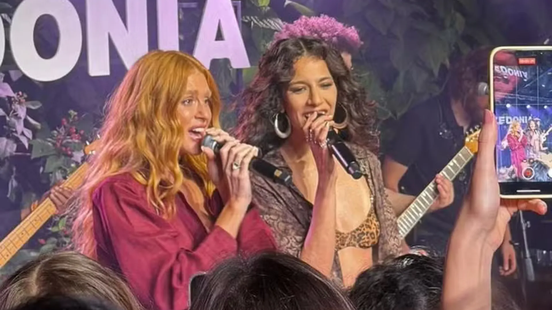 Marina Ruy Barbosa surpreende ao cantar com Marina Sena em festa no Rio de Janeiro