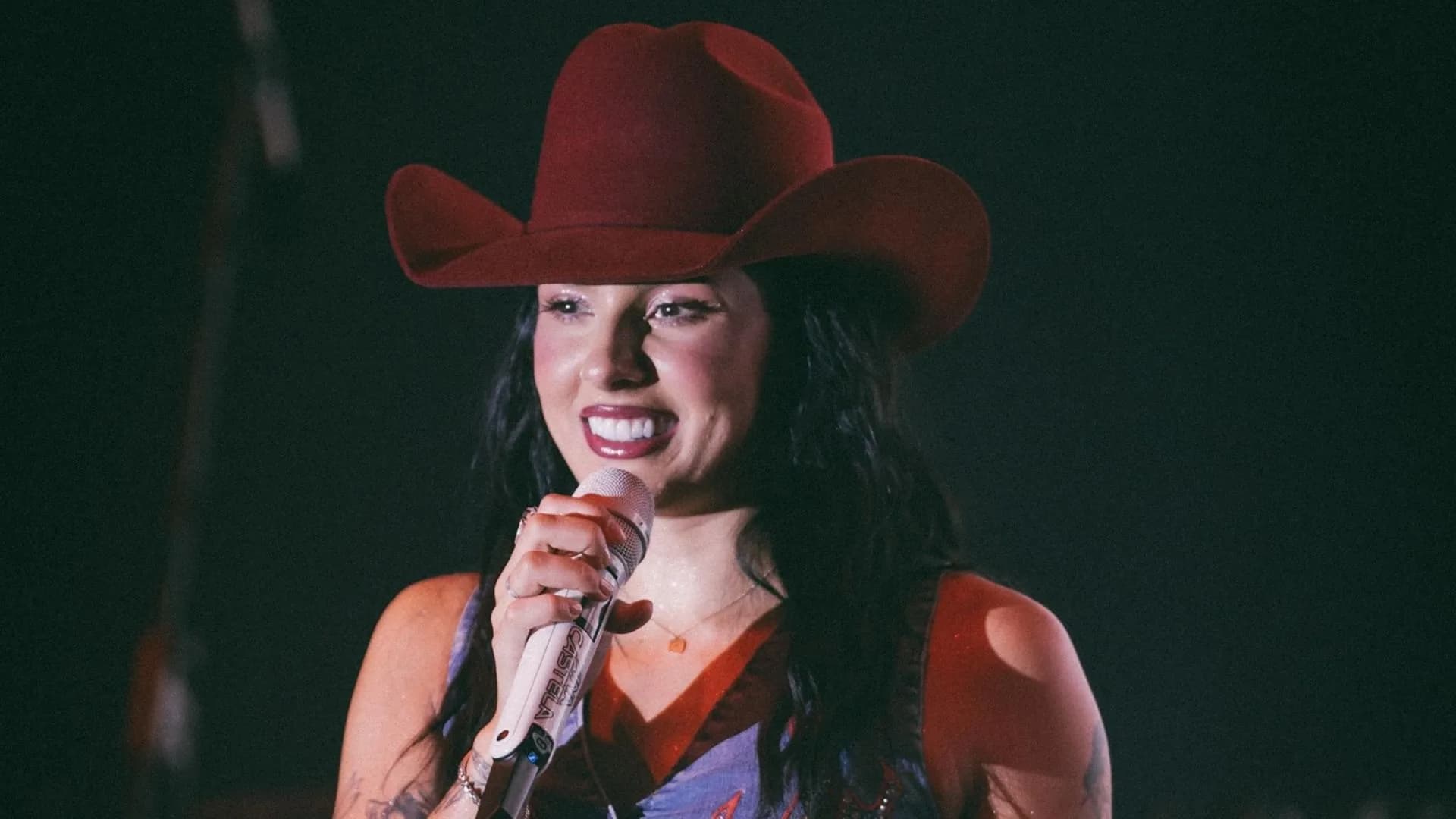 Ana Castela ganha presente inesperado de fã e se emociona