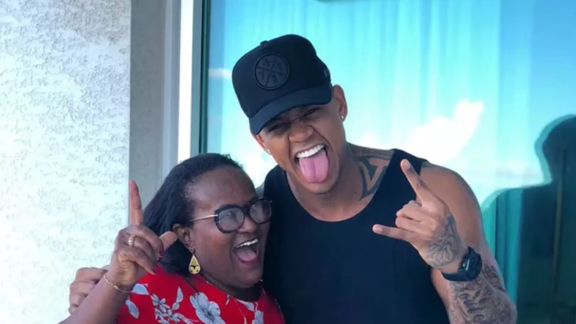 Léo Santana presta homenagem à mãe no aniversário: “Gigante”