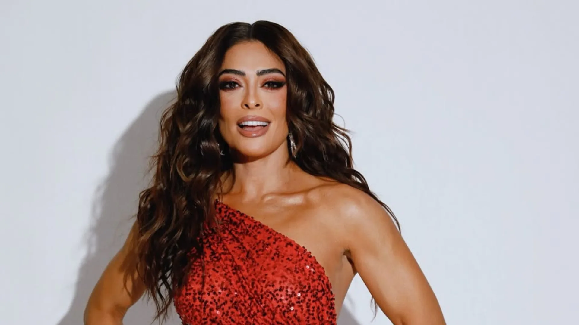 Juliana Paes entrega muito samba no pé em ensaio da Viradouro