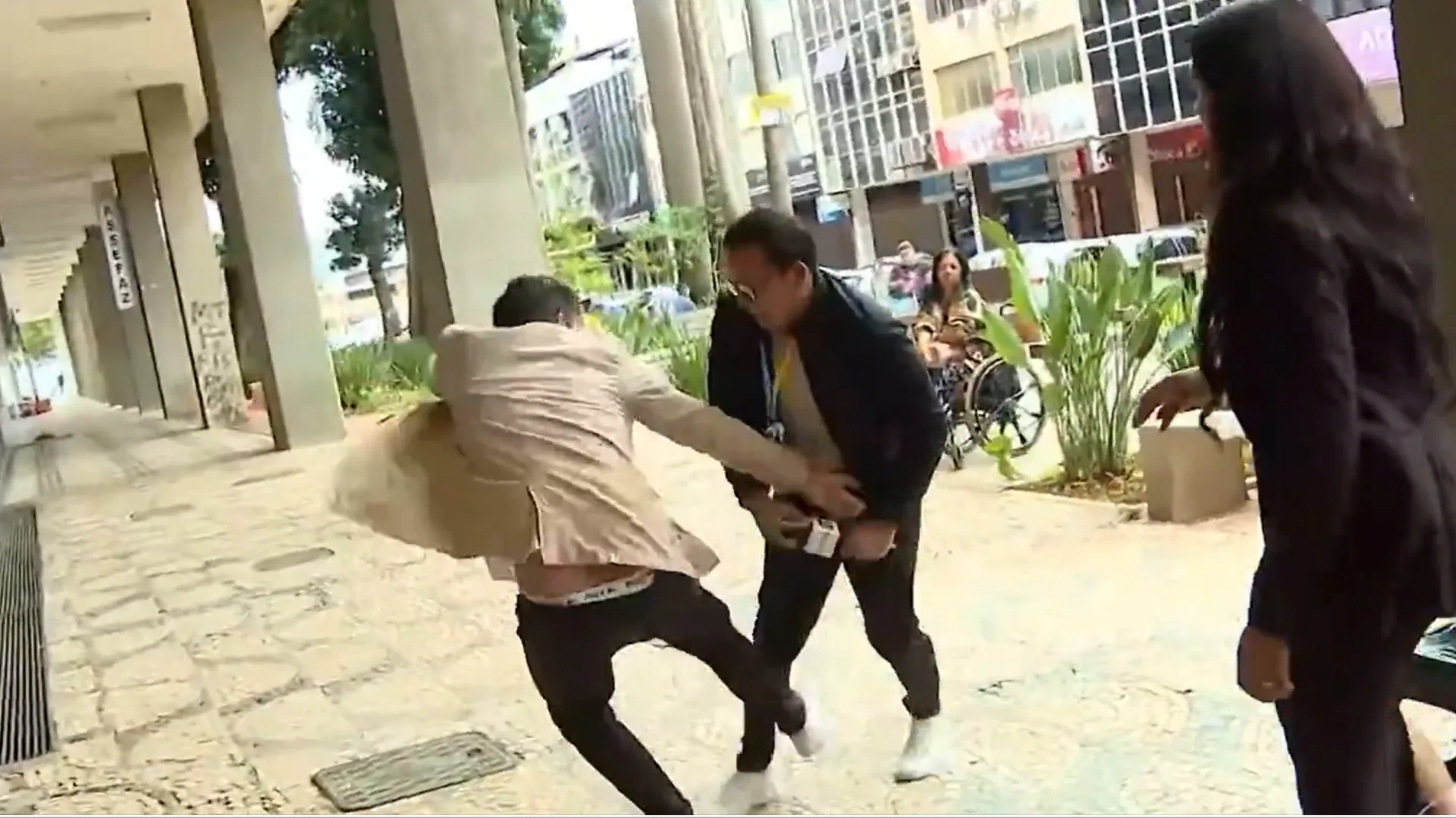 Jornalista da Globo é agredido em matéria sobre golpes do INSS