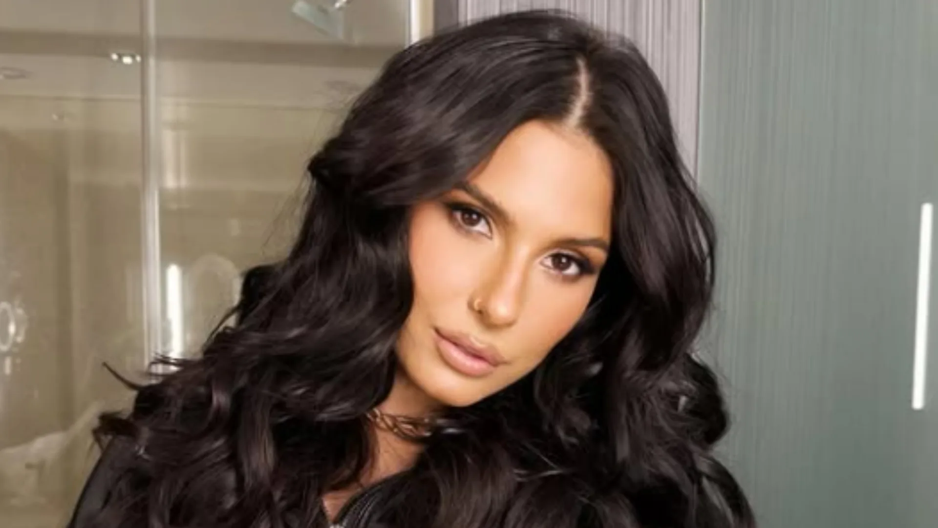 Ana Castela brinca sobre semelhança com a atriz Millie Bobby Brown