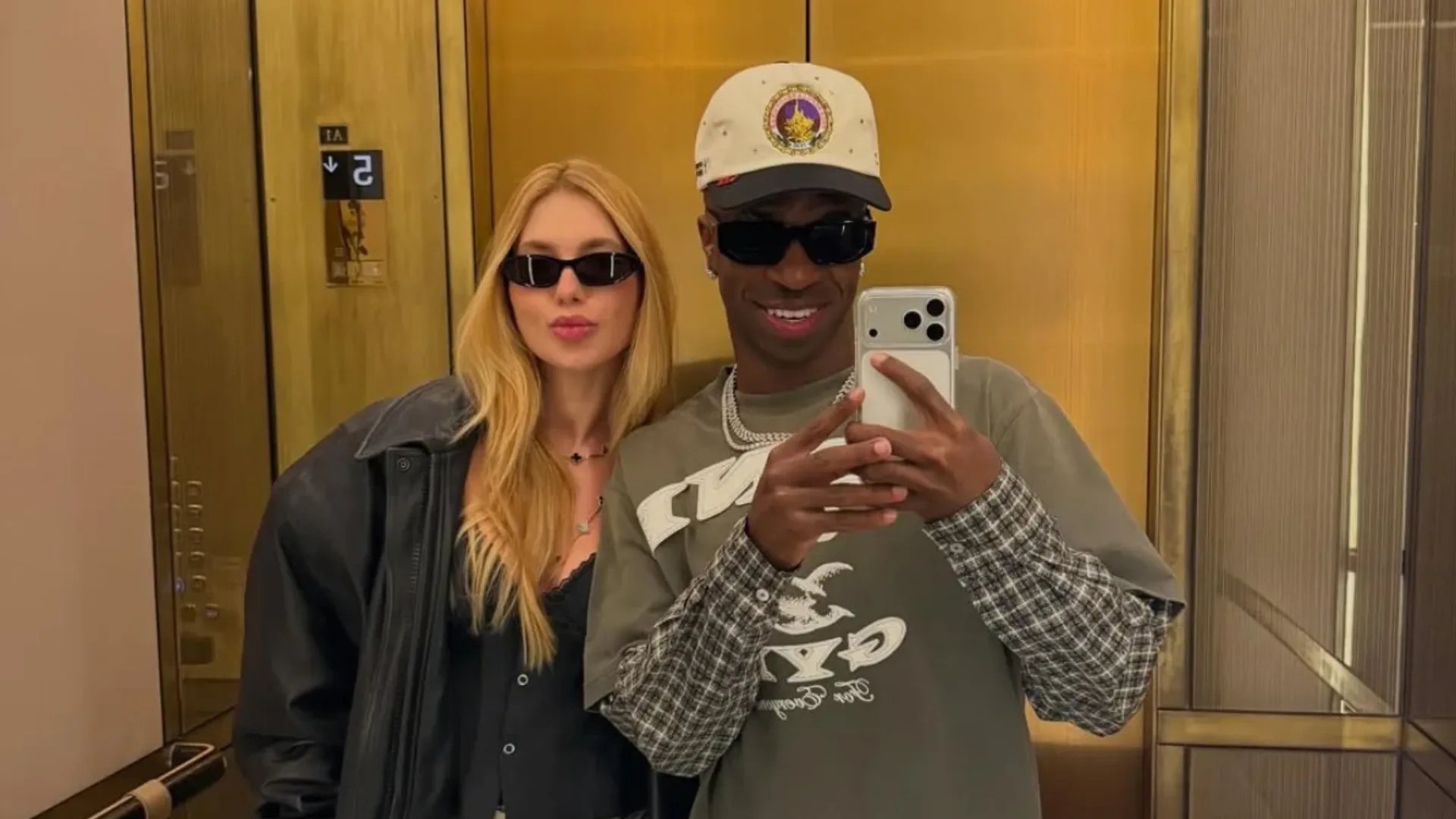 Virginia ganha jaqueta com o rosto do jogador Vini Jr. estampado