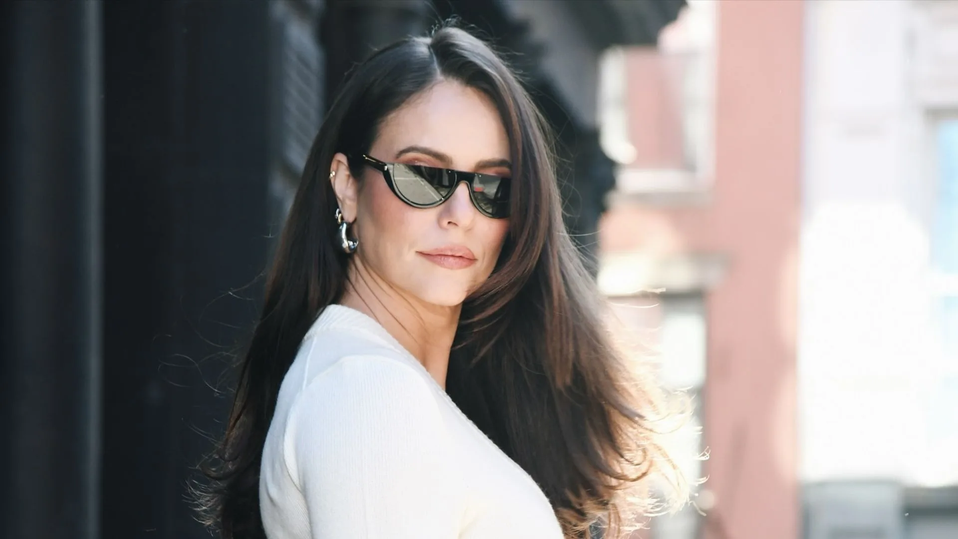 Paolla Oliveira arrasa em coreografia de salsa e exibe talento com a dança