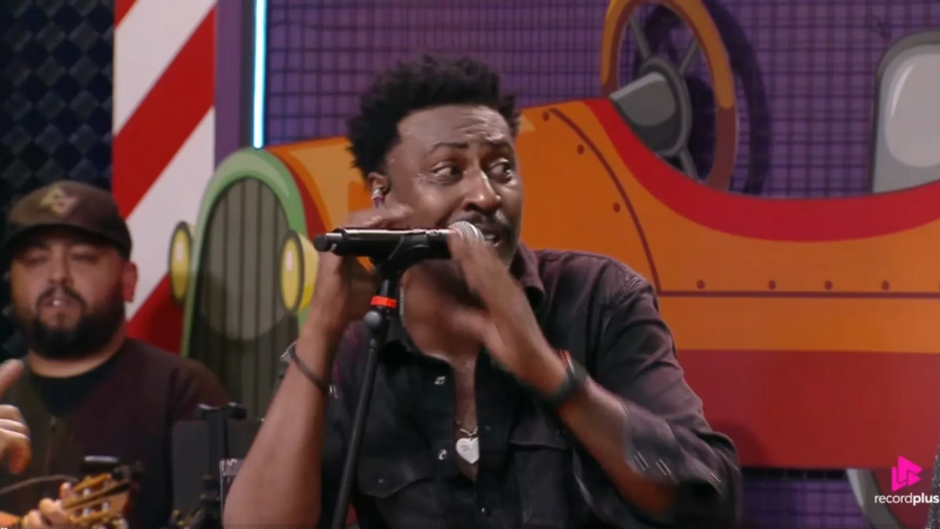 A Fazenda 17: Briga generalizada interrompe show do grupo Pixote