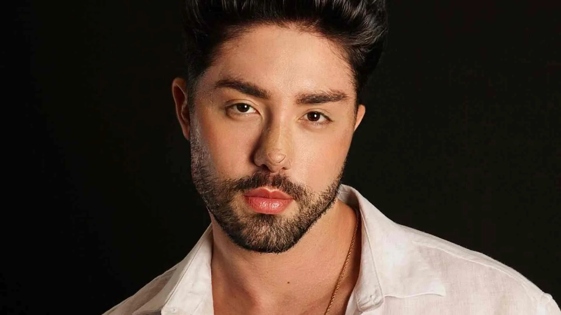 Rico Melquiades exibe antes e depois de corpo após a 15ª cirurgia