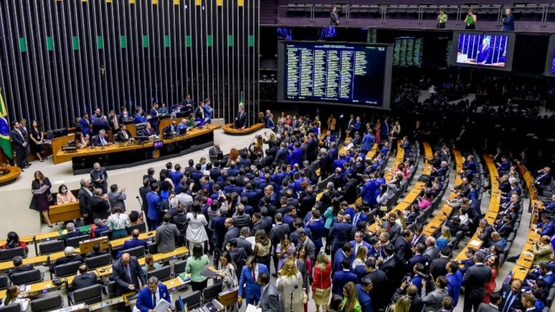 Deputado ocupa cadeira do presidente da Câmara e é retirado à força por policiais