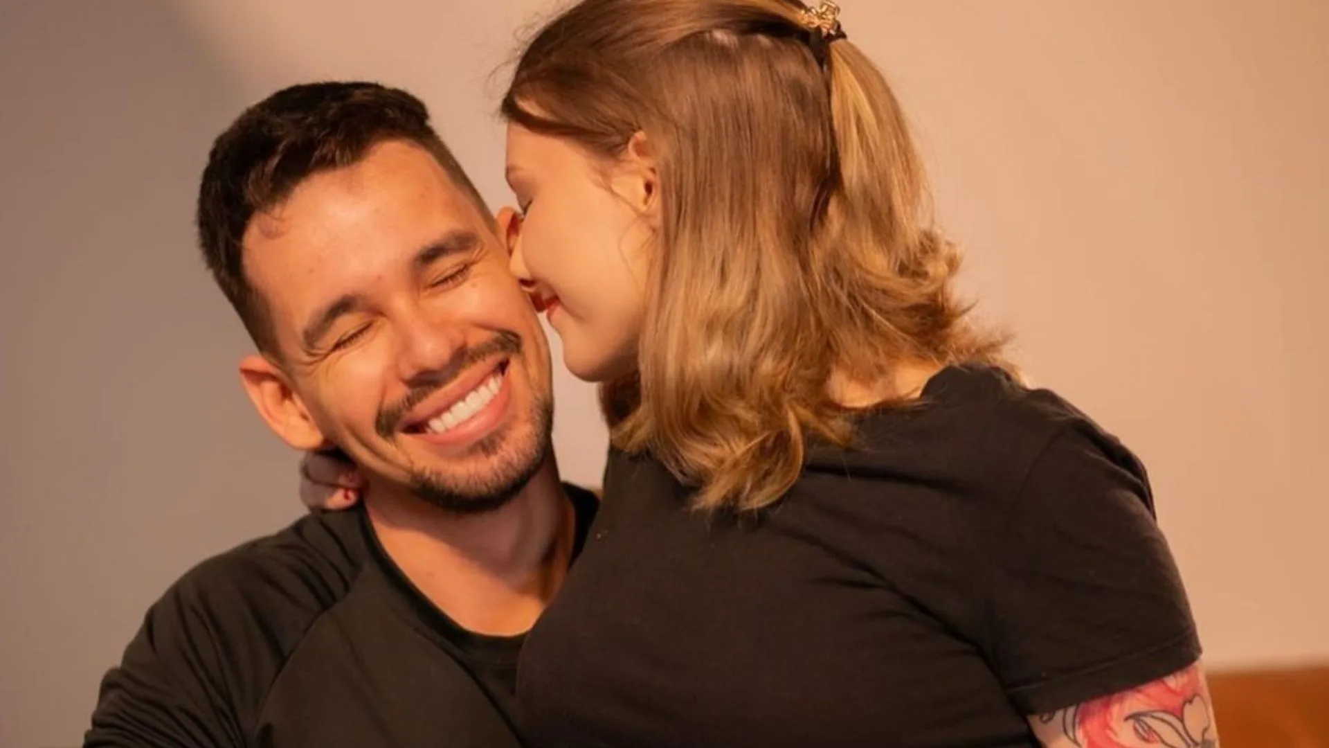 Marido de Isabel Veloso aparece animado após visitar influenciadora