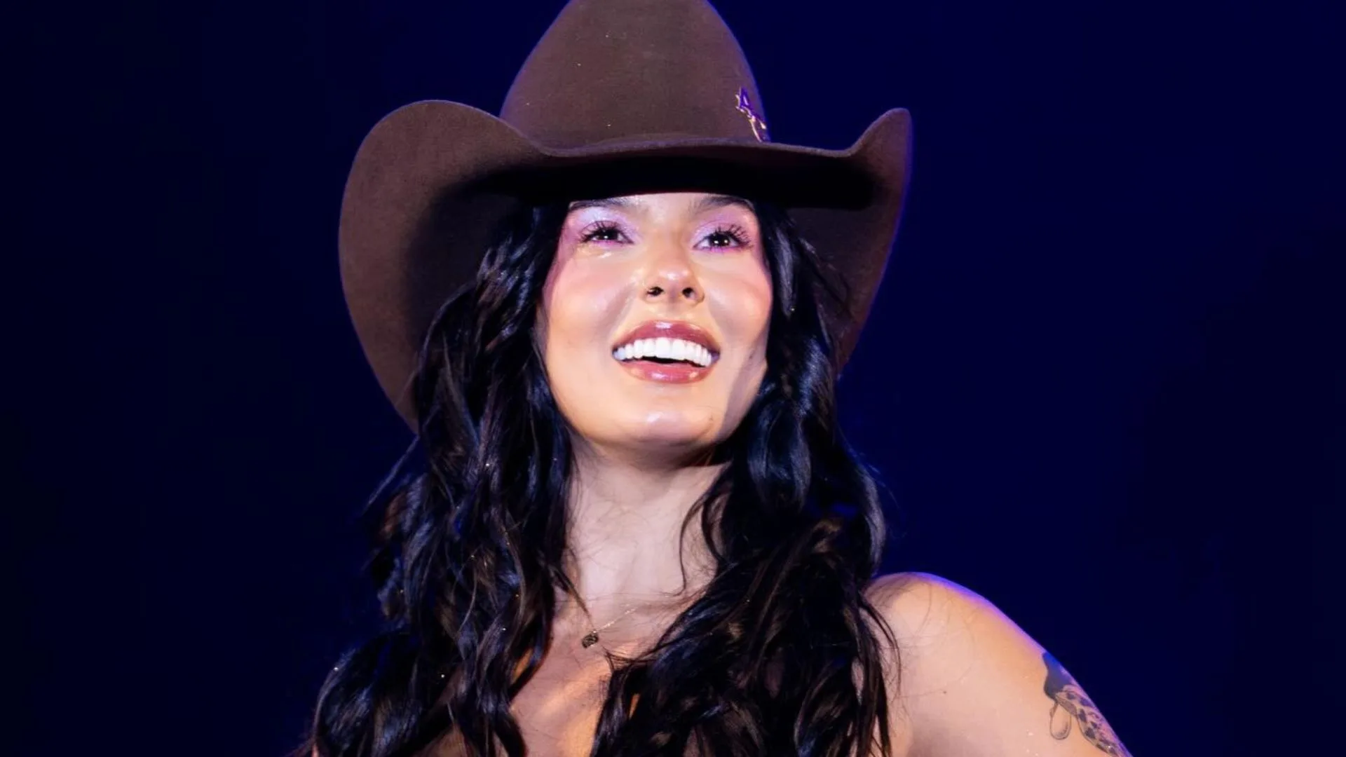 Ana Castela entrega chapéu que usou no começo da carreira em Aparecida